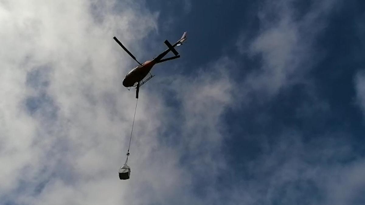 El helicóptero que ha transportado las piezas de Queso