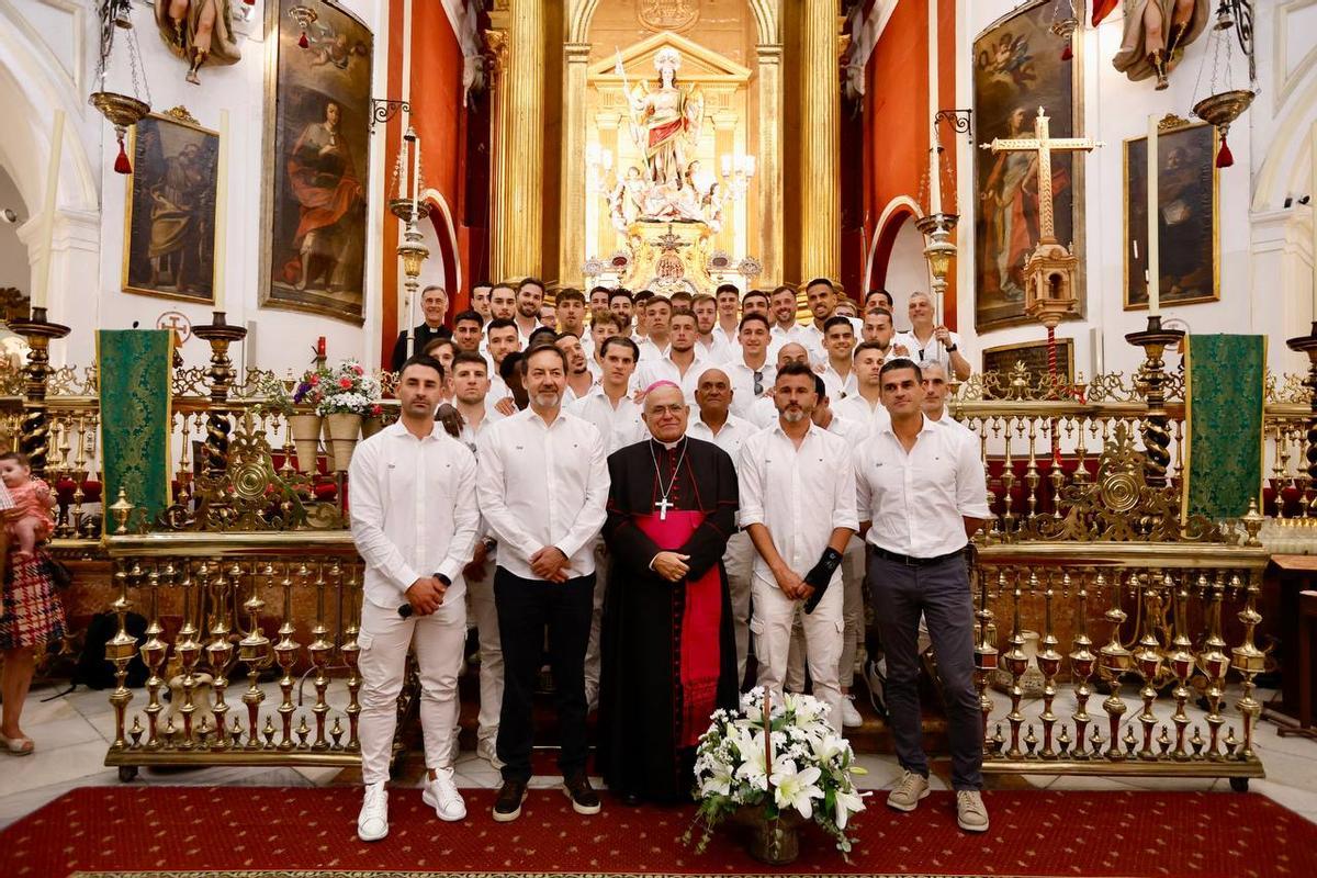La plantilla del Córdoba CF, el entrenador y el cuerpo directivo posan junto al obispo de Córdoba ante San rafael, después de haber logrado el ascenso a Segunda.