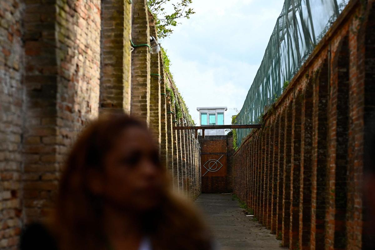 Fuera de la prisión de mujeres de Giudecca, que alberga el pabellón de la Santa Sede durante la inauguración previa de la exposición de arte de la 60ª Bienal de Venecia