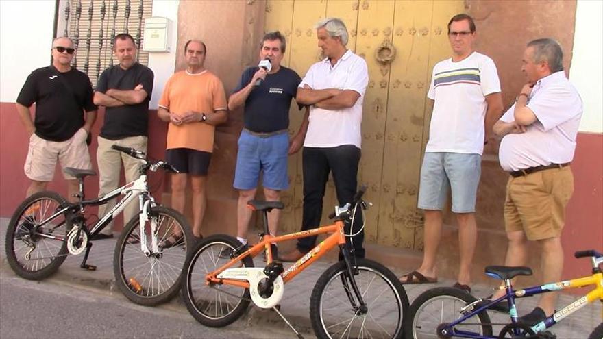 El apostolado de Pedro Abad dona tres bicicletas