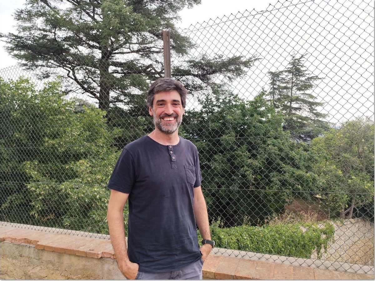 L'escriptor Roc Casagran, als jardins, abans de la presentació.