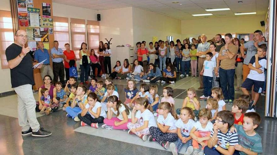 Presentación de la escuela alistana de folclore y del taller de indumentaria de &quot;Manteos y Monteras&quot;.