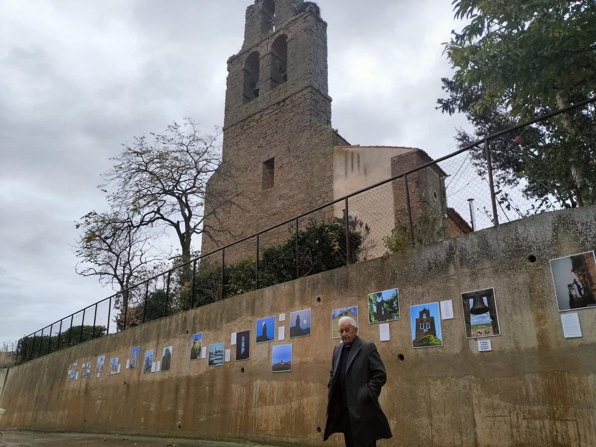 El sacerdote Abelardo Febrero junto a la iglesia de Vega de Villalobos