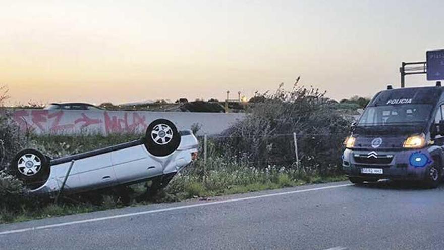 Coche volcado en la mañana de ayer, al salirse de la MA-19, a la altura de Can Pastilla.