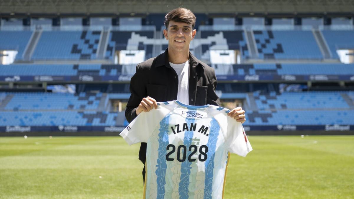Izan amplía su contrato con el Málaga CF hasta 2028.