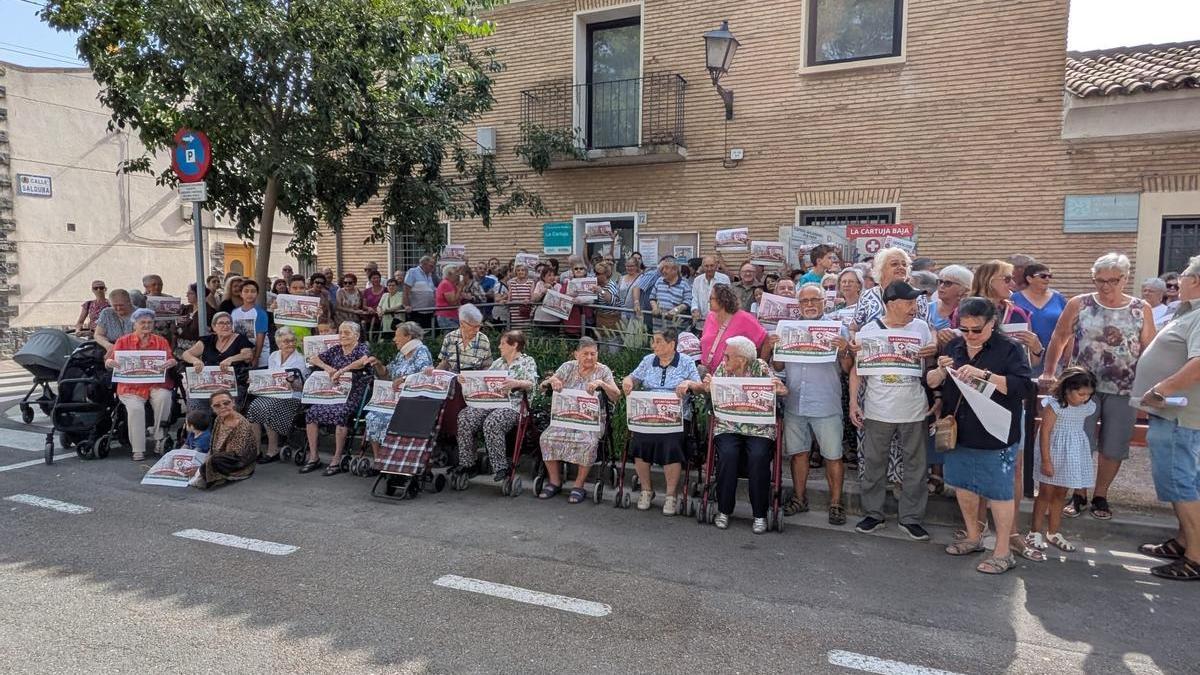 Los vecinos de La Cartuja Baja protestan a las puertas del ambulatorio, a final de julio.