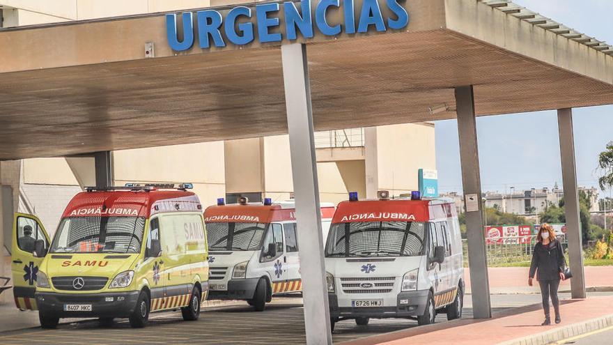 Imagen del acceso a la puerta de Urgencias del hospital universitario de Torrevieja/ Foto Tony Sevilla