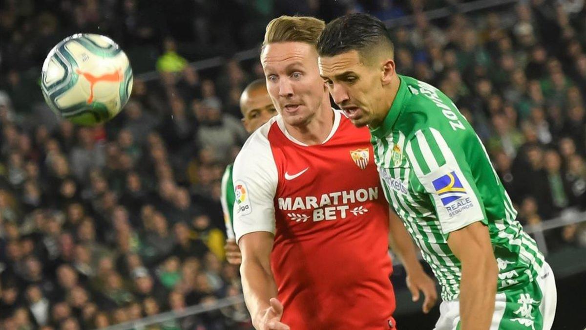 Feddal pelea un balón con el sevillista De Jong