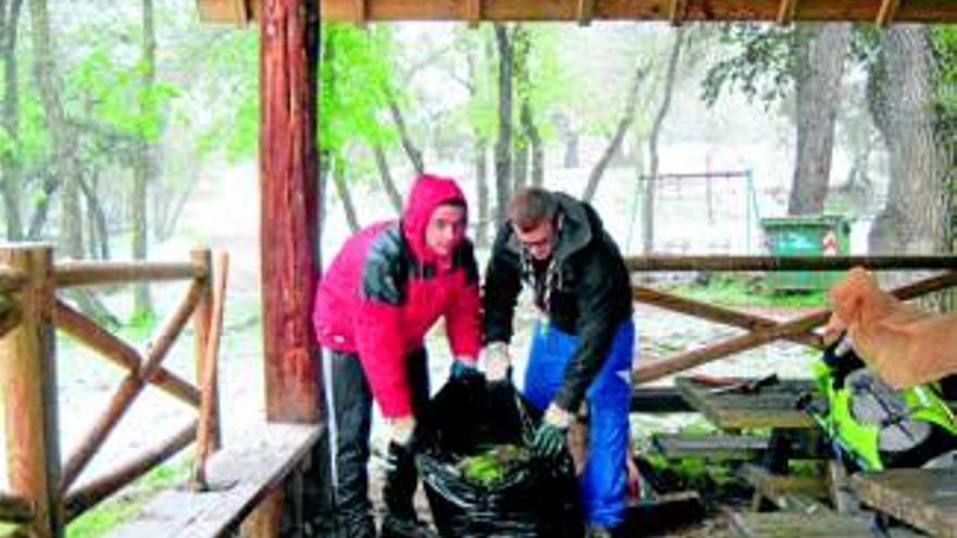 Los scouts Ausín limpian la zona del Raso de la Cruz