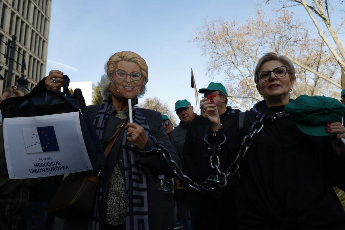 Colapso en las calles de València en el inicio de la tractorada por el acuerdo de la UE y el Mercosur