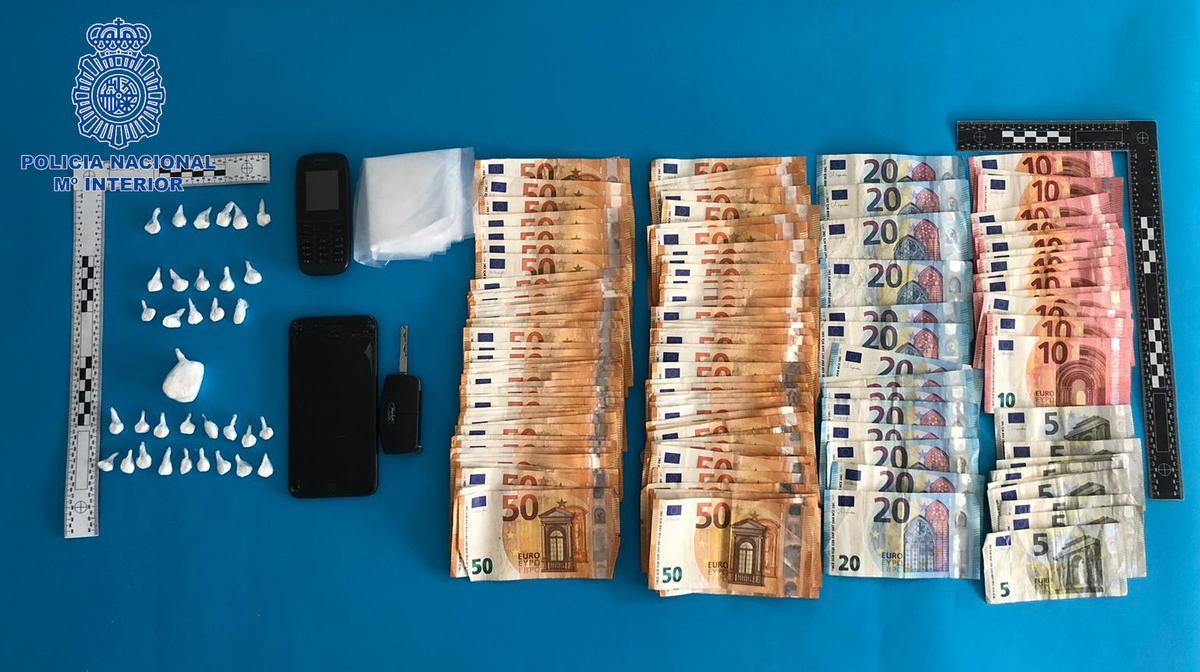 Droga y dinero intervenido en la operación.