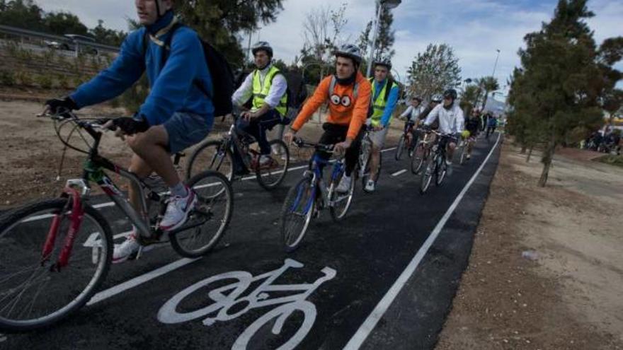 Una ordenanza da prioridad a las bicis sobre los peatones en los carriles de las aceras