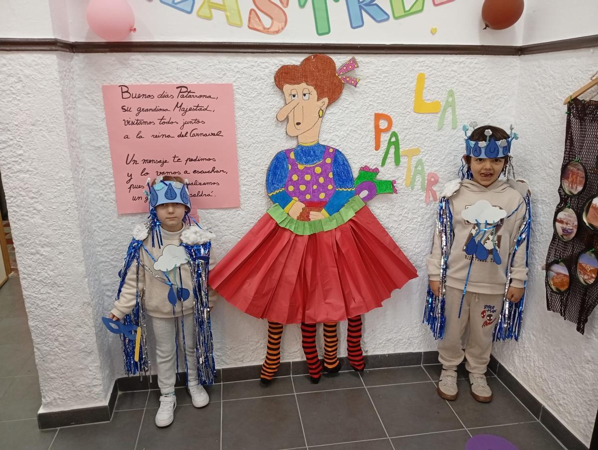 Antroxu intergeneracional en Llastres, con el alumnado y el profesorado del colegio Matemático Pedrayes