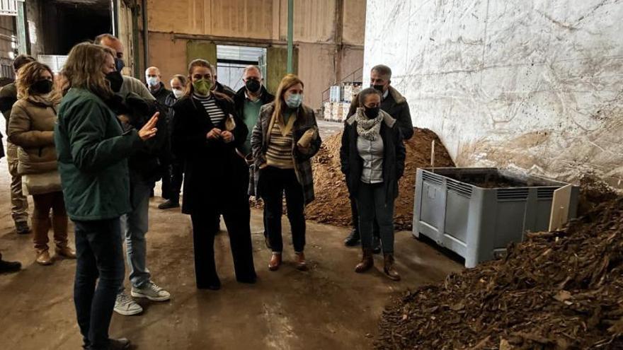 La consellera Mollà se interesa por el compostaje en Quatretonda