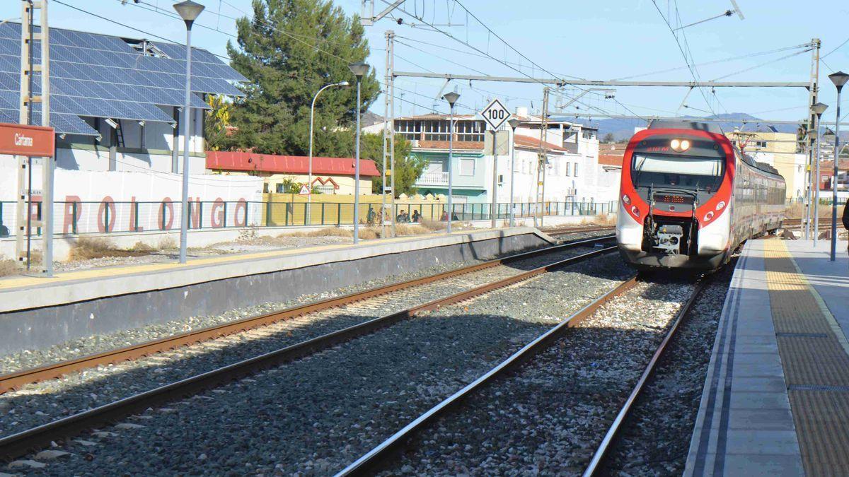 Un tren de Cercanías llega a Estación de Cártama.