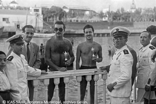 Entrega de premios de la competición de remo de la Velá de 1955