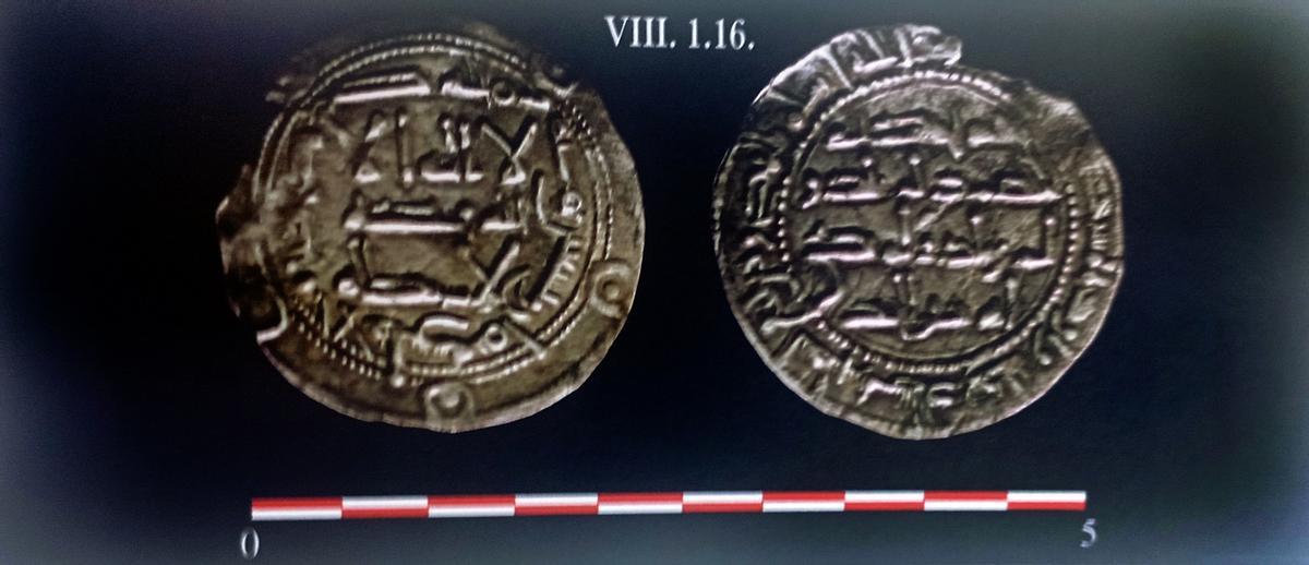 Anverso y reverso de un dirham emiral de plata del Gobierno del emir Al Hákam I, fechado en el 813-814.