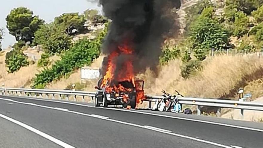 Momento en el que el vehículo es pasto de la llamas.