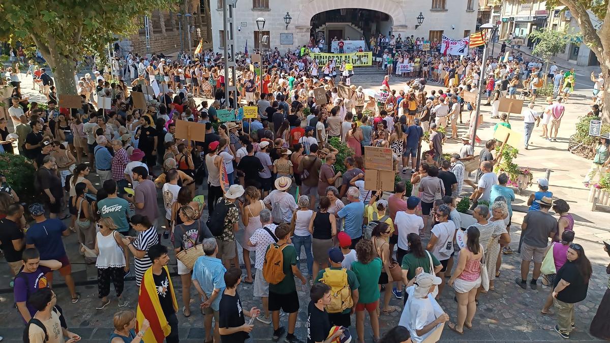 FOTOS | La protesta de Sóller contra la masificación turística, en imágenes FOTOS | La protesta de Sóller contra la masificación turística, en imágenes