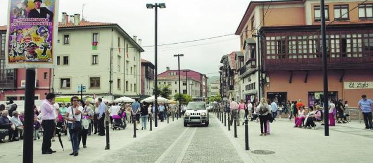 La calle principal de Llanes, desde el puente sobre el río Carrocéu.