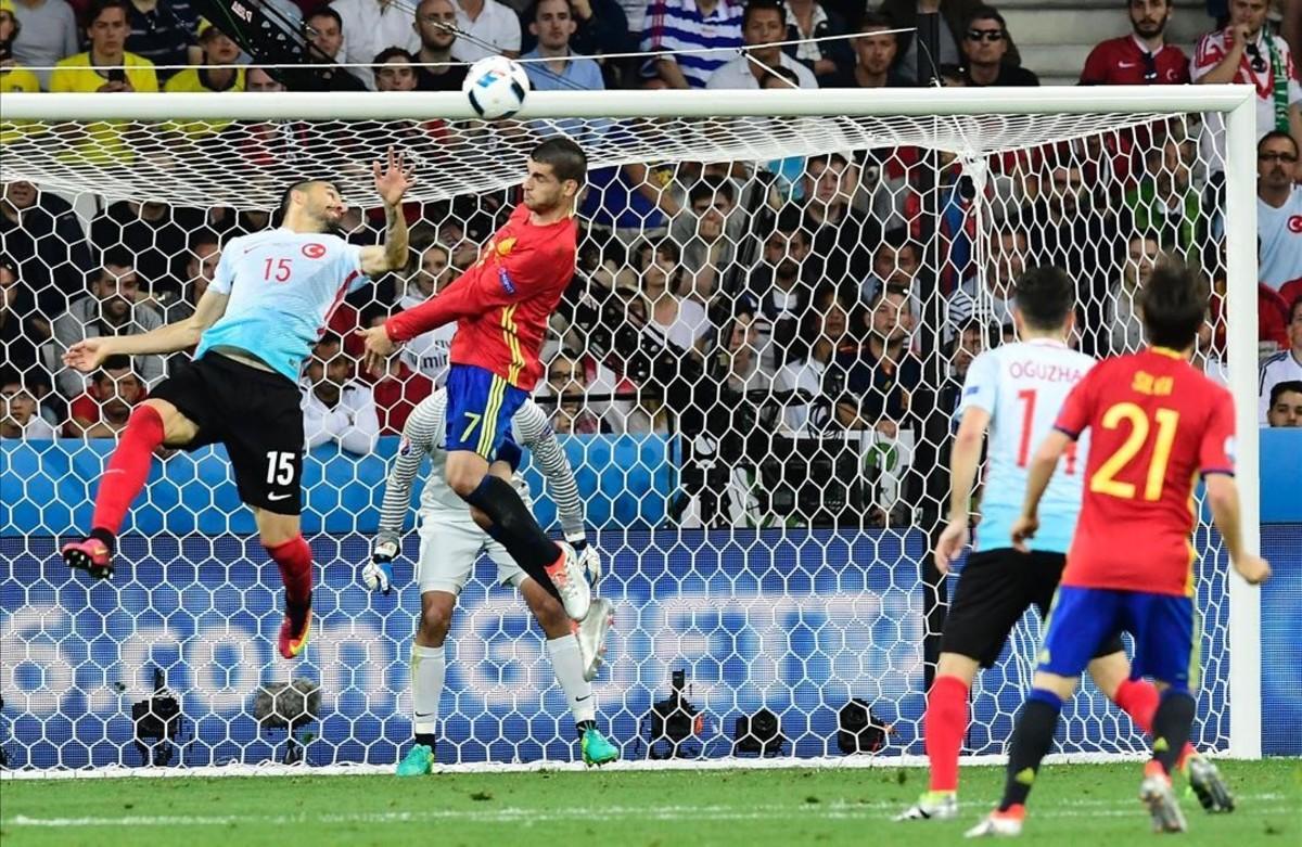 jtio34342786 topshot   spain s forward alvaro morata  c  heads 160617234755
