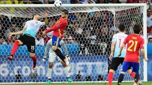 jtio34342786 topshot   spain s forward alvaro morata  c  heads 160617234755