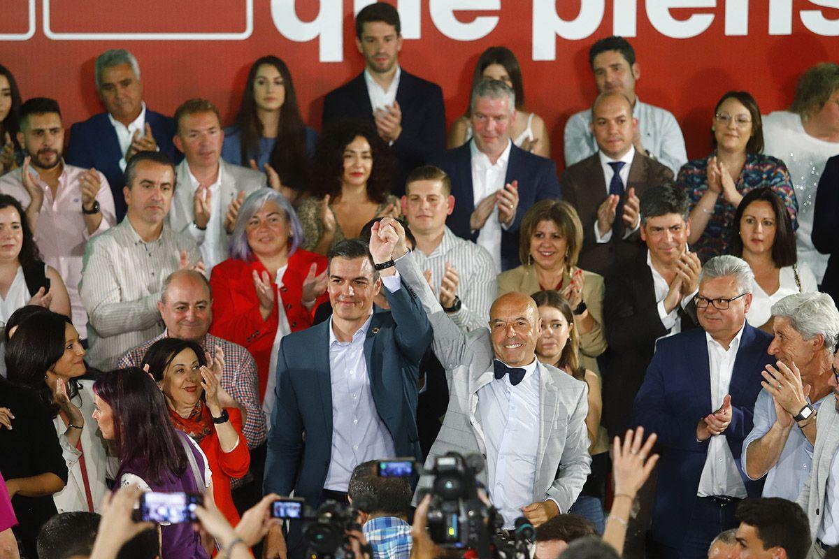 Pedro Sánchez, junto a Antonio Hurtado en Córdoba.