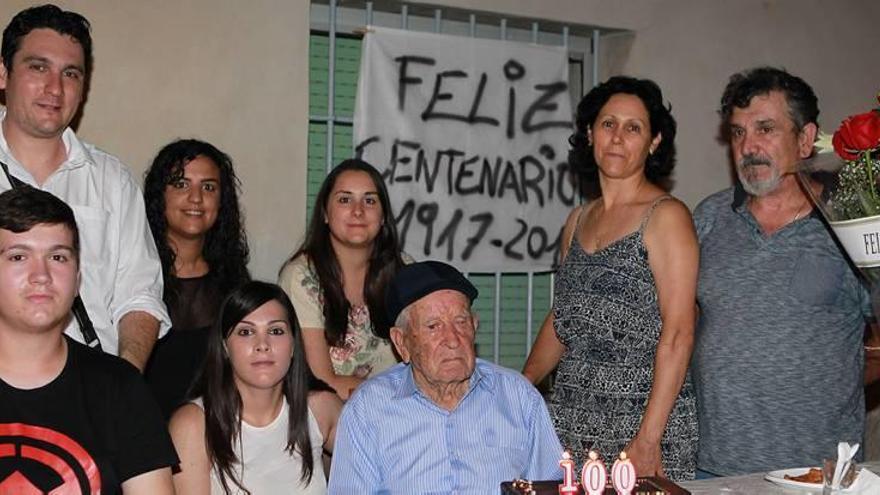 Patricio Marco celebró sus 100 años junto a su familia en Macisvenda.