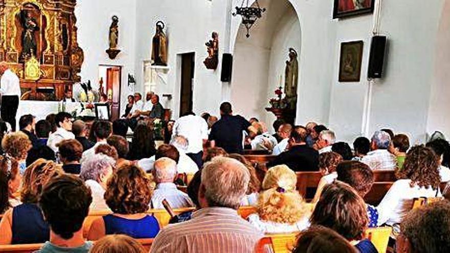 Interior de la iglesia de Sant Francesc, llena de gente en la misa de despedida a Toni &#039;Xica&#039;.