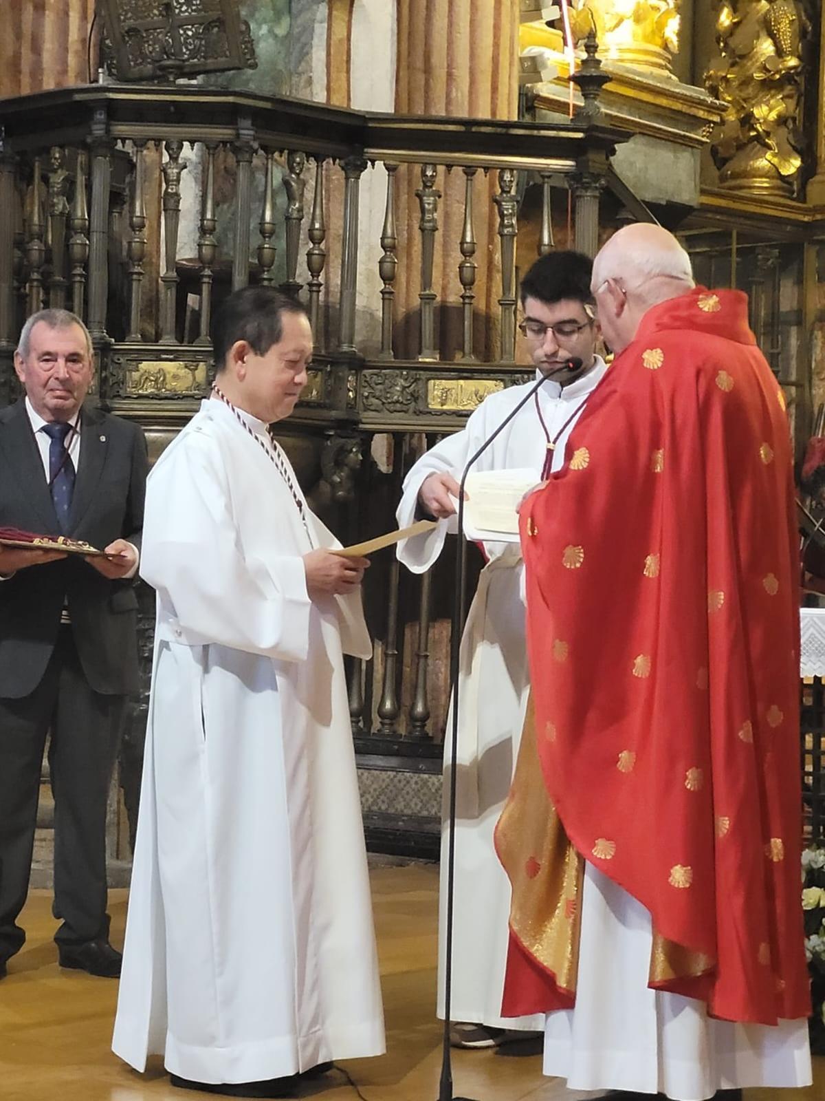 Fernández Lago impuso la medalla al padre Manny.