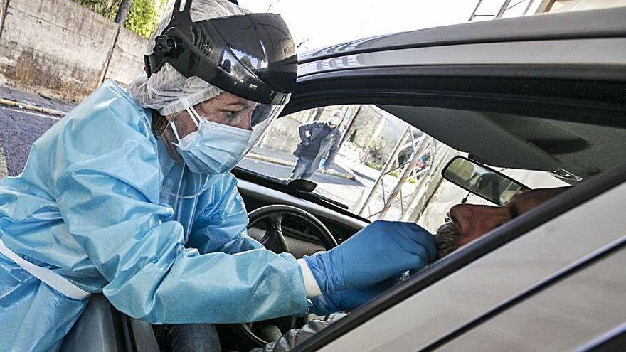 Realizando una PCR en un autocovid.