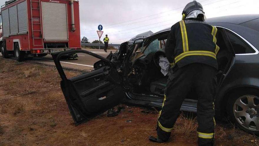 Accidente por una salida de la vía en la A-52, en un accidente pasado.