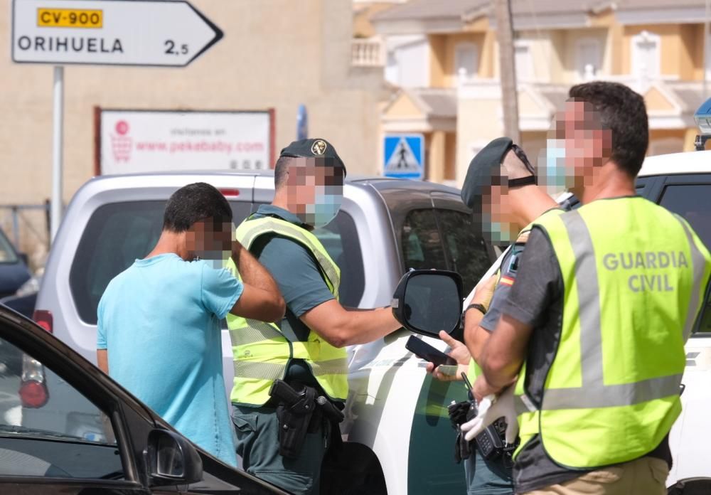 Despliegue de la Guardia Civil en el barrio del Rincón de Redován para poner coto a la venta al menudeo de droga