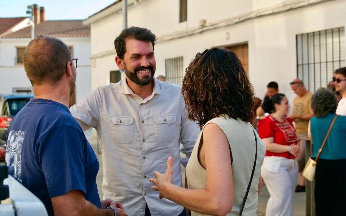 Cotrina con simpatizantes socialistas en Herrera del Duque.