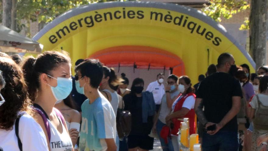 Cua de ciutadans de Terrassa que esperen a accedir a una de les carpes habilitades per Salut per fer proves PCR