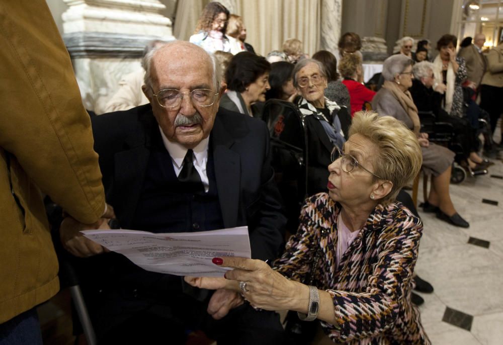 Homenaje a los 25 vecinos centenarios de Valencia