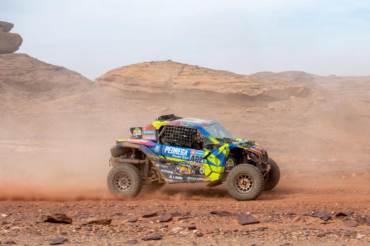 Alula (Saudi Arabia), 09/01/2025.- Gerard Farres of Spain and Toni Vingut of Spain compete with their BRP Can-Am Maverick XRS Turbo RR for Pedrega Team during Stage 5 of the 2025 Dakar Rally from AlUla to Hail, Saudi Arabia, 09 January 2025. (Arabia Saudita, España) EFE/EPA/Gerard Laurenssen. dakar 2025
