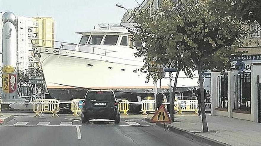 Un yate queda ‘varado’ en plena rotonda