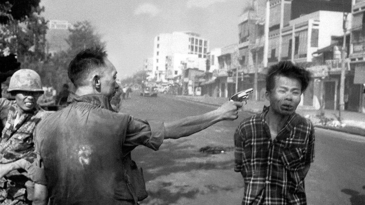 Nguyen Ngoc ejecuta a un guerrillero en Vietnam.