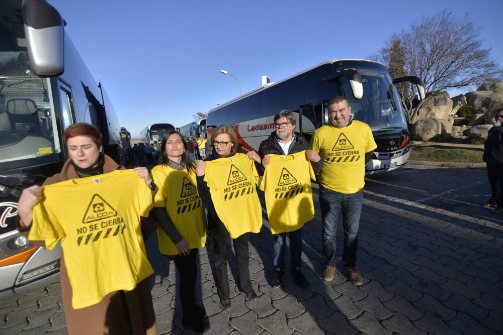 Los trabajadores de Alcoa de Asturias parten hacia Madrid a una manifestación contra el cierre de la fábrica