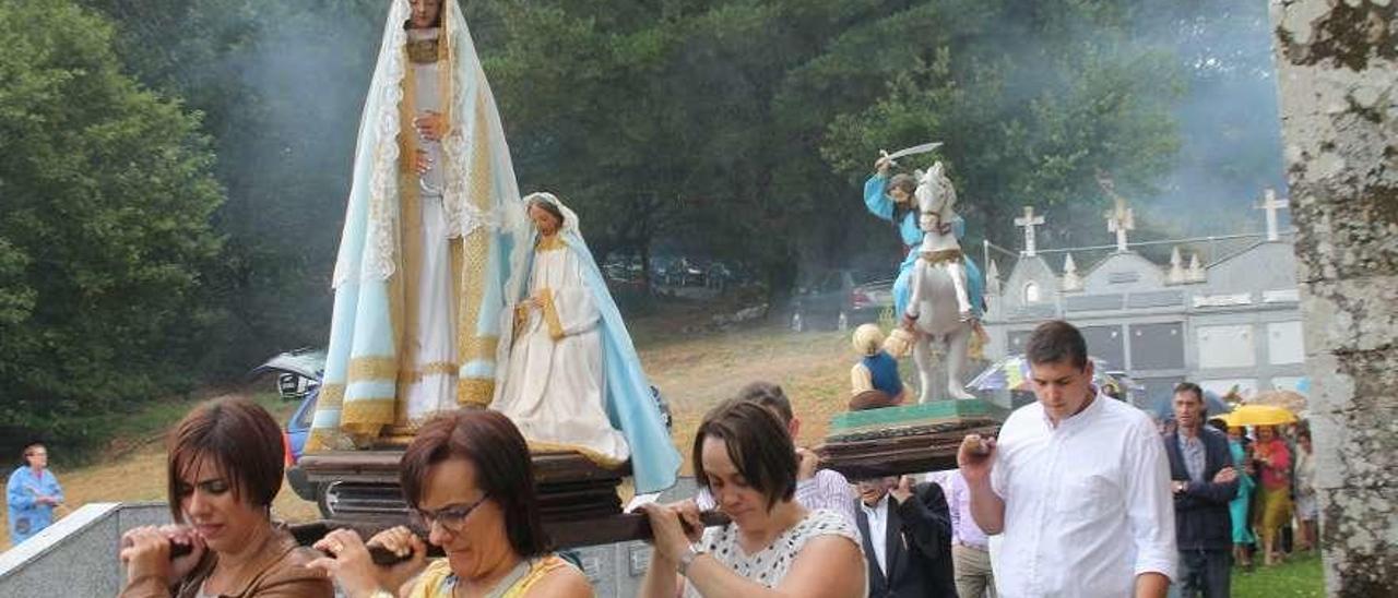 A procesión con Santa Ana e Santiago ao redor da igrexa. // Daniel G.A.