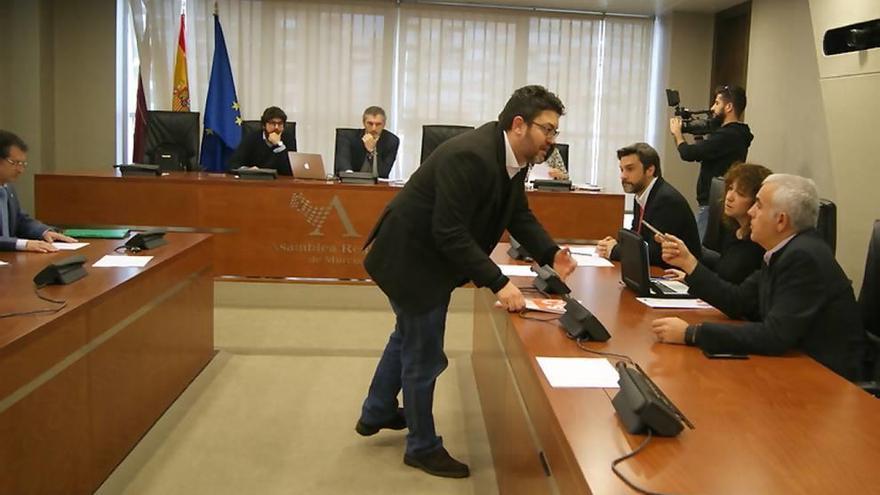 Miguel Sánchez (C´s) habla con Alfonso Martínez Baños (PSOE) en la reunión de la comisión.