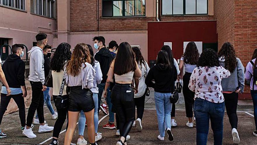 Alumnos entrando al instituto en su primer día. | Emilio Fraile