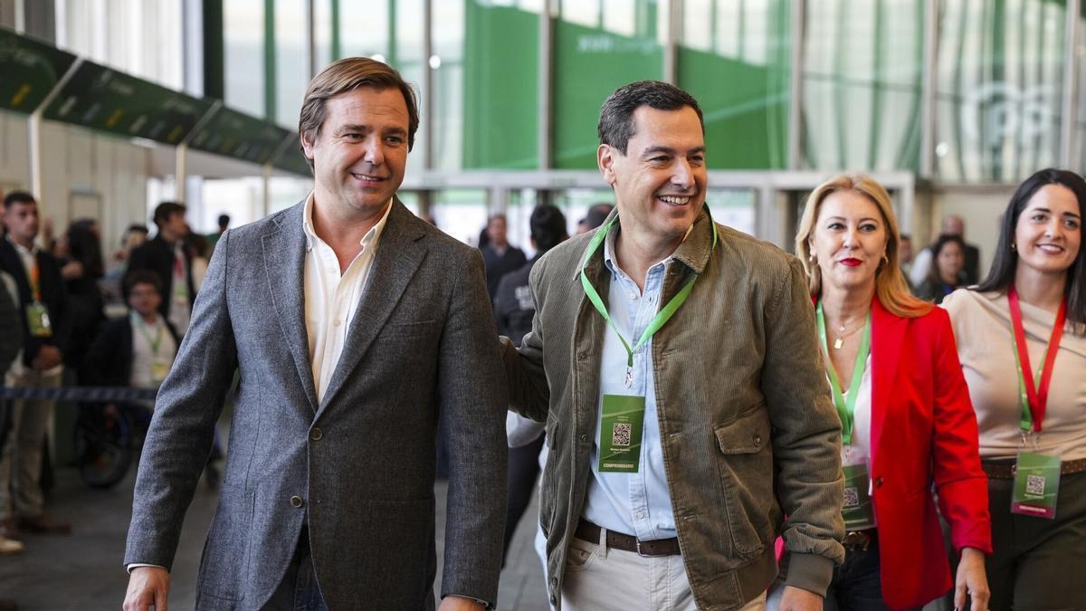 El presidente, Juanma Moreno, y el secretario general Antonio Repullo.