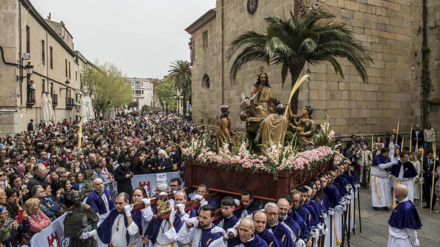 Cáceres se entrega en masa a su Domingo de Ramos