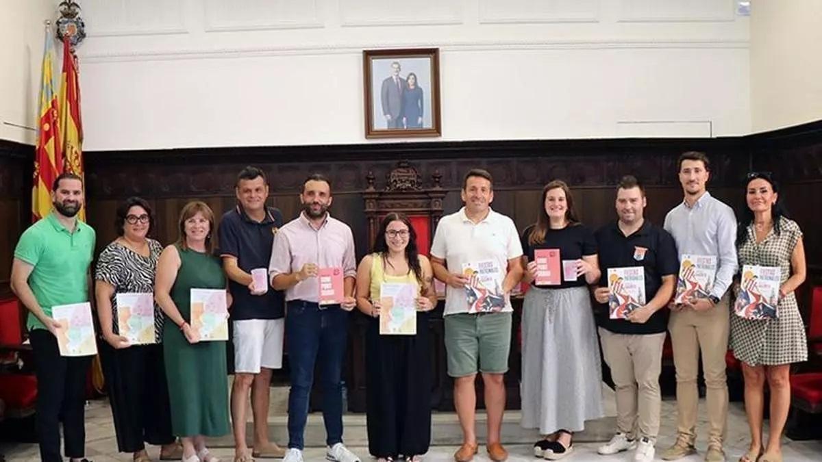 Presentación del tradicional libro de fiestas en el Ayuntamiento de Sagunt.