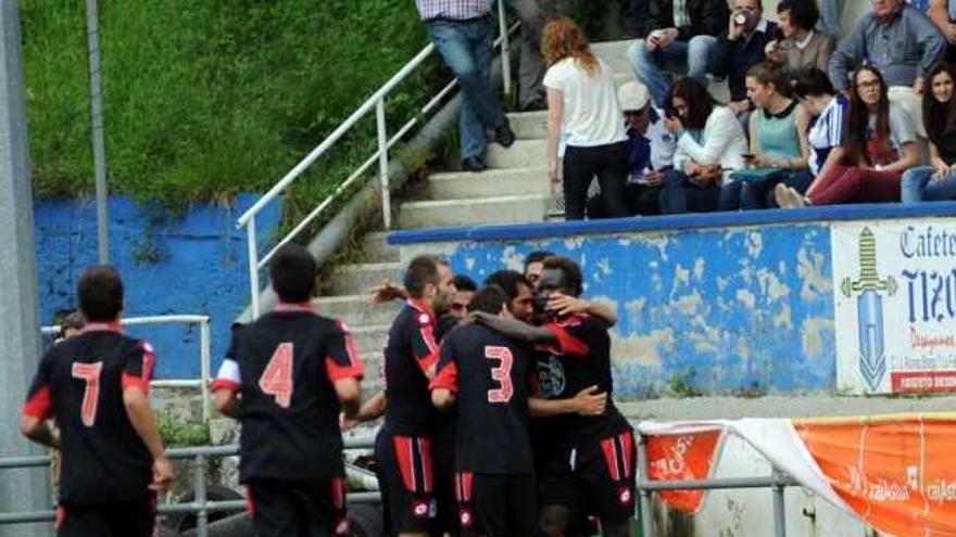 Los jugadores del Fabril celebran el gol de Romay contra el Tuilla. / silveira