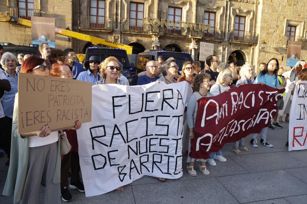 En imágenes: unas 200 personas en la contramanifestación de la plaza del Marqués en Gijón