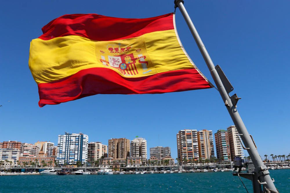 El buque de la Armada 'Infanta Cristina' abre sus puertas al público durante los dos días que estará atracado en el muelle dos del Puerto de Málaga.