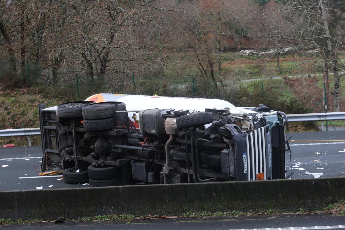 Un accidente entre un camión de mercancías peligrosas y un turismo deja dos heridos y dificulta la circulación en la AP-9